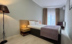 Boomerang Apartments